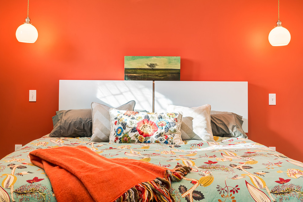 Cette photo montre une chambre parentale chic de taille moyenne avec un mur orange.