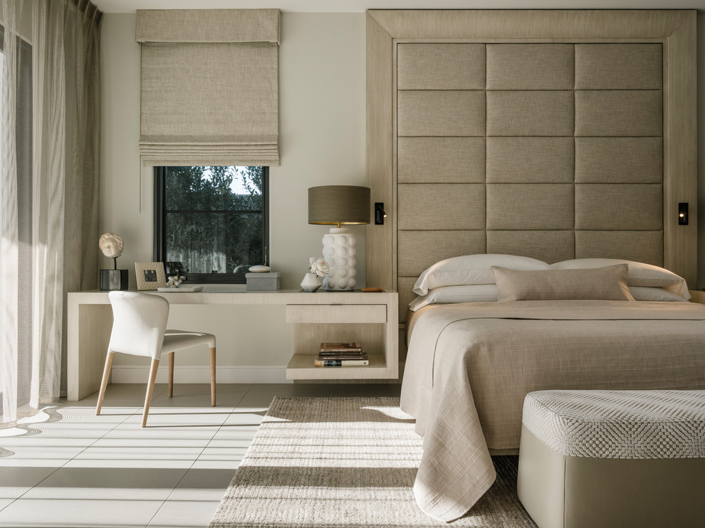 Стильный дизайн: большая хозяйская спальня в современном стиле с белыми стенами, полом из керамогранита и серым полом - последний тренд