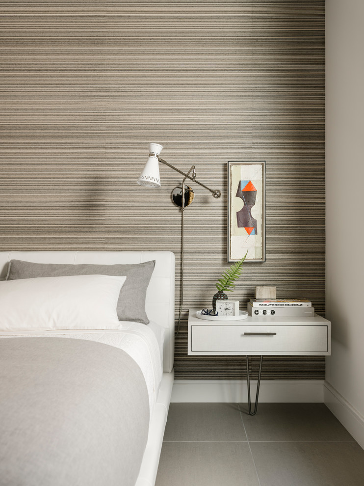 Kleines Modernes Gästezimmer mit weißer Wandfarbe, Porzellan-Bodenfliesen und grauem Boden in Los Angeles