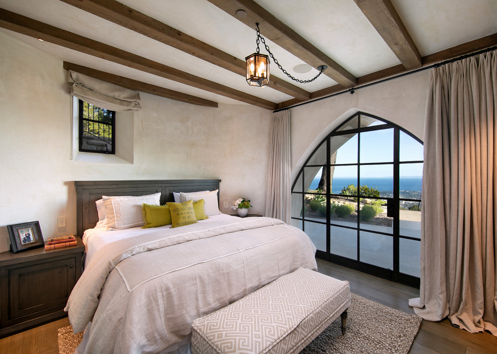 Стильный дизайн: хозяйская спальня среднего размера в средиземноморском стиле с бежевыми стенами, темным паркетным полом и коричневым полом - последний тренд
