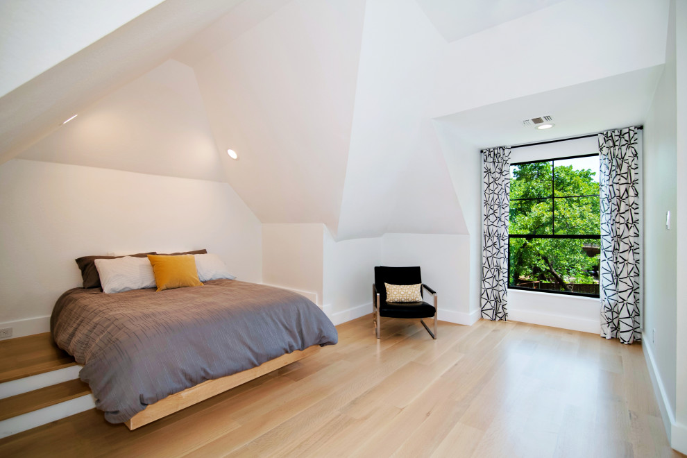 Источник вдохновения для домашнего уюта: гостевая спальня среднего размера, (комната для гостей) в стиле модернизм с белыми стенами, светлым паркетным полом, бежевым полом и сводчатым потолком без камина