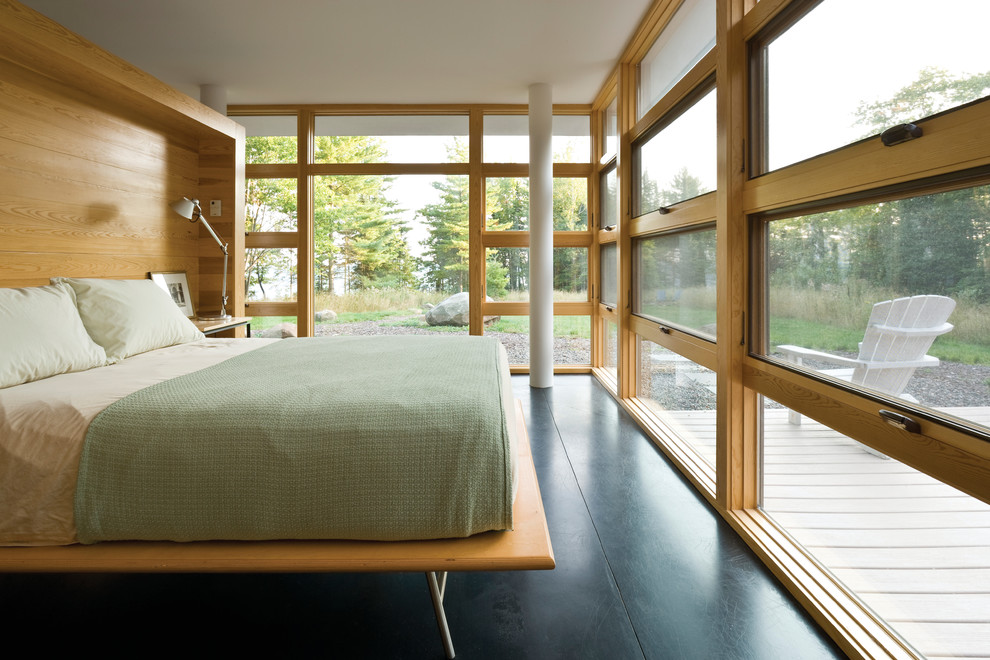 Идея дизайна: хозяйская спальня в стиле ретро с деревянным полом и черным полом