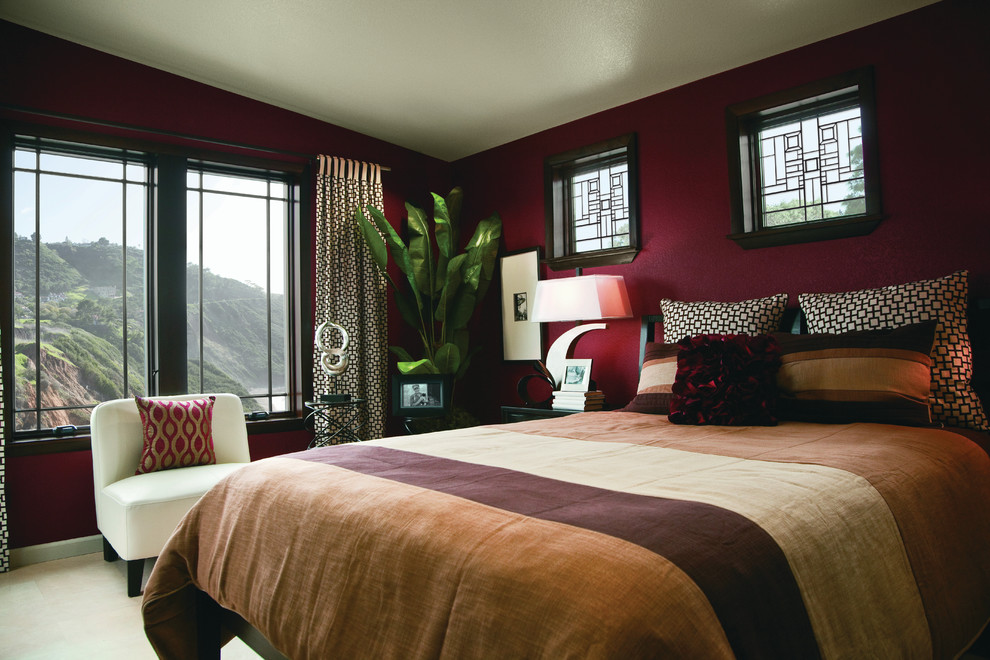 Immagine di una camera matrimoniale minimal di medie dimensioni con pareti rosse, moquette e nessun camino
