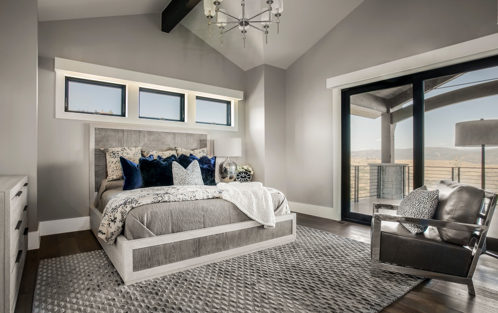 ソルトレイクシティにある広いトランジショナルスタイルのおしゃれな主寝室 (グレーの壁、濃色無垢フローリング、暖炉なし、茶色い床) のレイアウト