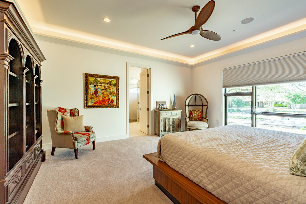 Стильный дизайн: большая хозяйская спальня в современном стиле с белыми стенами, ковровым покрытием и бежевым полом - последний тренд