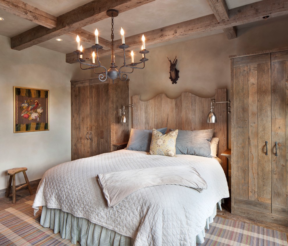Mittelgroßes Uriges Schlafzimmer mit beiger Wandfarbe und dunklem Holzboden in Sonstige