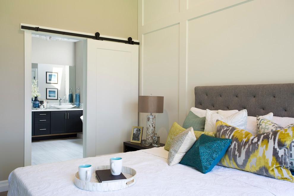 На фото: хозяйская спальня среднего размера в стиле неоклассика (современная классика) с серыми стенами и ковровым покрытием