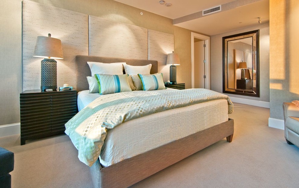 Diseño de dormitorio actual con paredes beige y moqueta