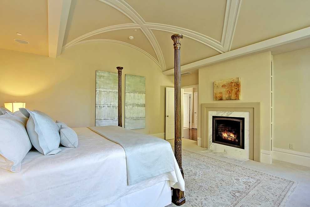 Стильный дизайн: спальня в классическом стиле с бежевыми стенами и стандартным камином - последний тренд