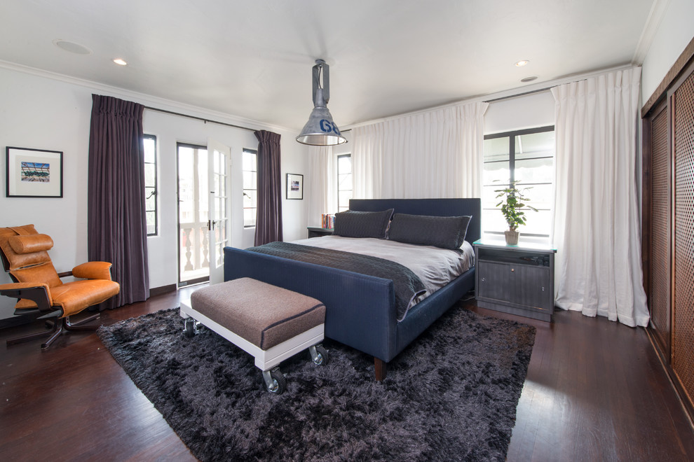 На фото: спальня в современном стиле с белыми стенами и темным паркетным полом