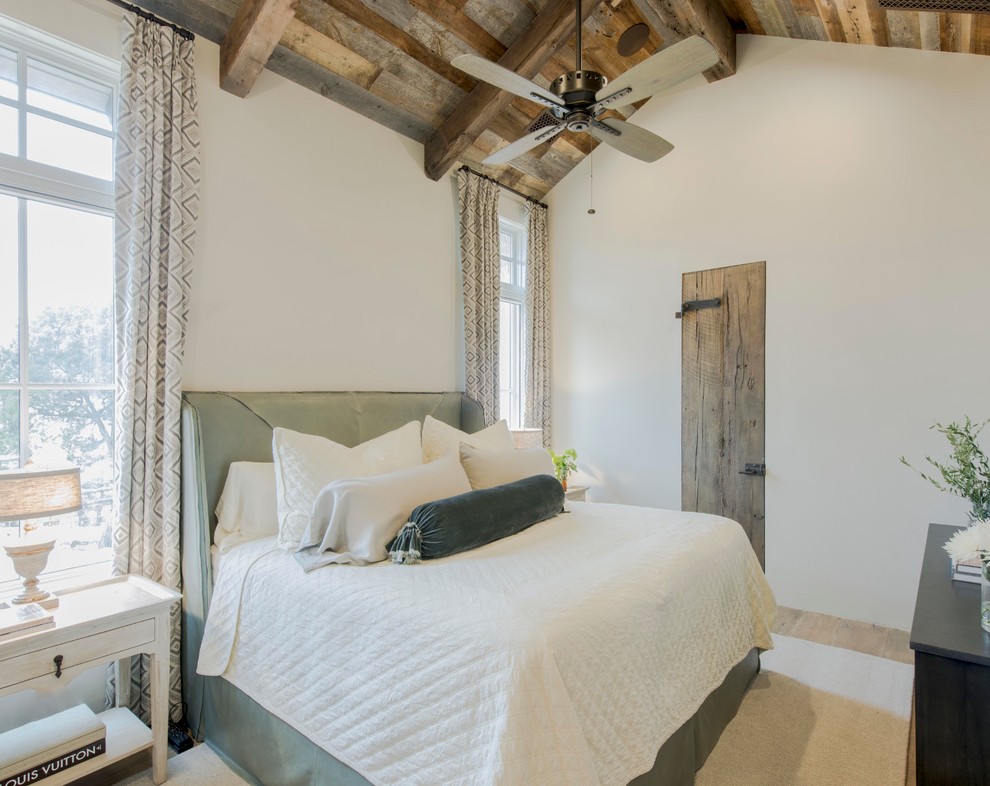 На фото: огромная хозяйская спальня в стиле кантри с бежевыми стенами, светлым паркетным полом и коричневым полом