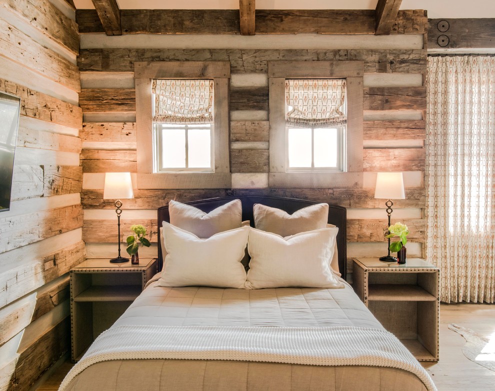 オースティンにある中くらいなカントリー風のおしゃれな客用寝室 (ベージュの壁、淡色無垢フローリング、暖炉なし)