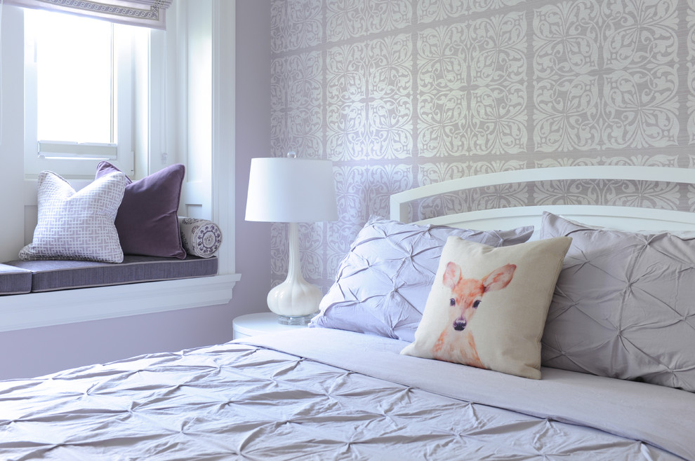 Diseño de dormitorio contemporáneo de tamaño medio sin chimenea con paredes púrpuras y moqueta