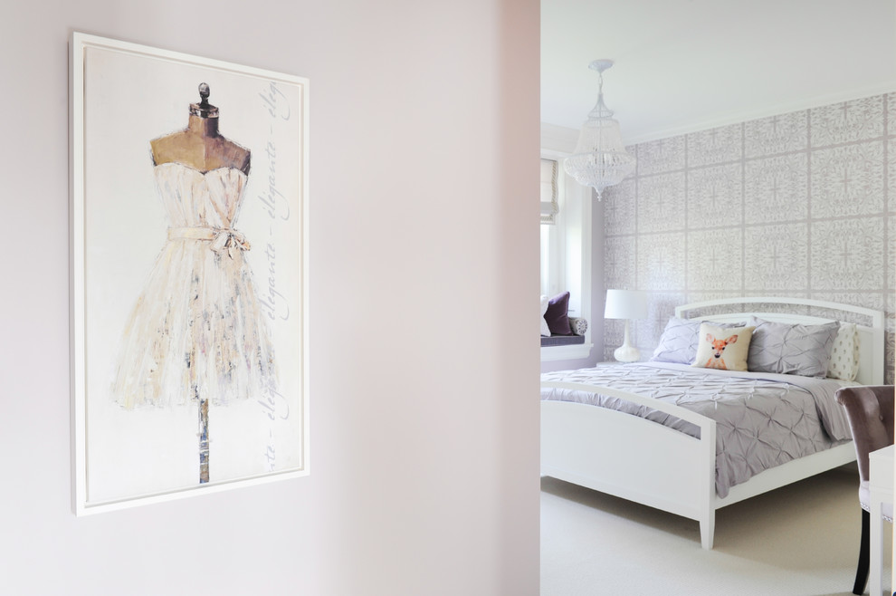 Idéer för ett mellanstort modernt sovrum, med lila väggar och heltäckningsmatta