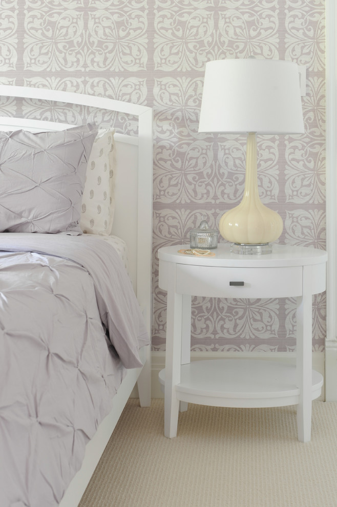 Immagine di una camera da letto design di medie dimensioni con pareti viola, moquette e nessun camino