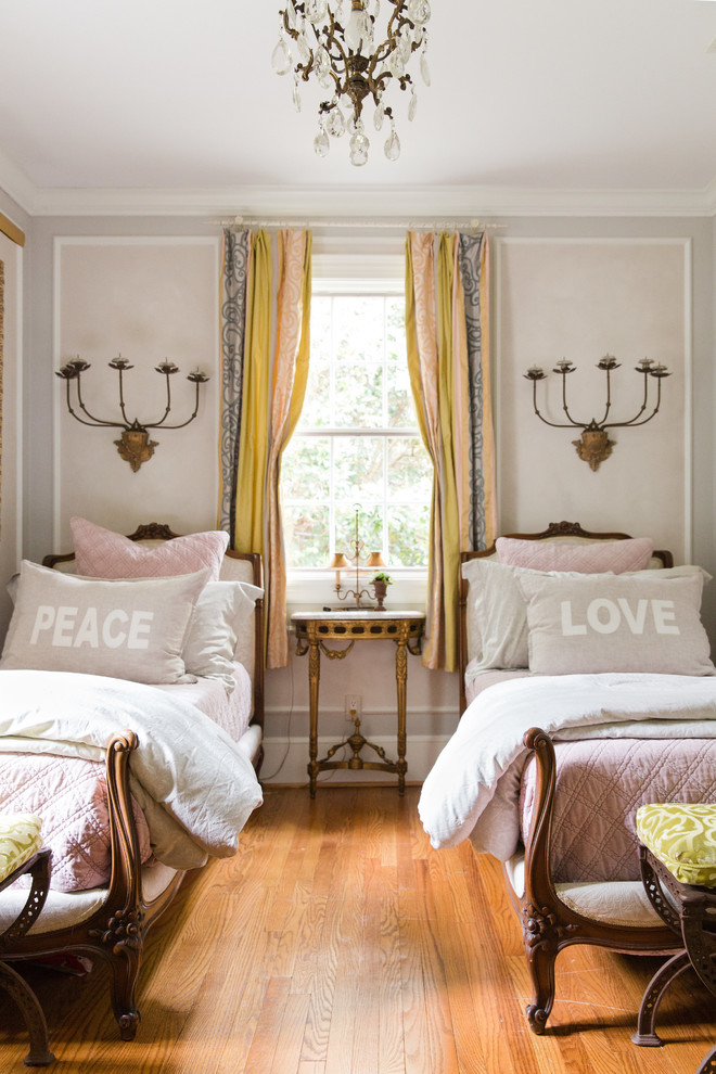 Imagen de habitación de invitados clásica renovada de tamaño medio sin chimenea con paredes beige, suelo de madera en tonos medios y suelo marrón
