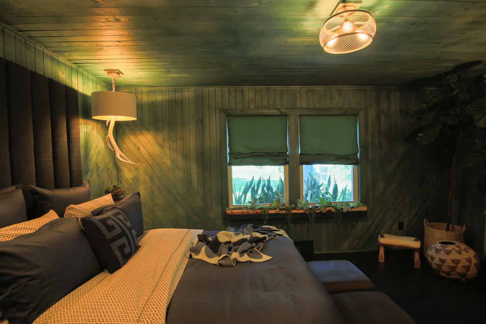 Diseño de dormitorio principal de estilo de casa de campo de tamaño medio con paredes verdes y suelo vinílico