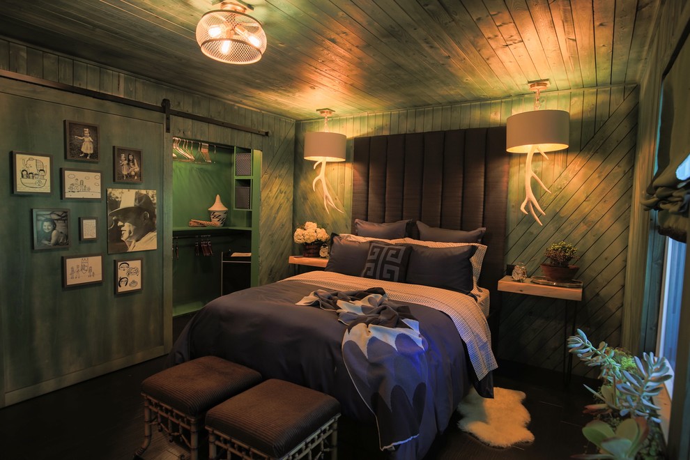 Foto de dormitorio principal de estilo de casa de campo de tamaño medio con paredes verdes y suelo vinílico