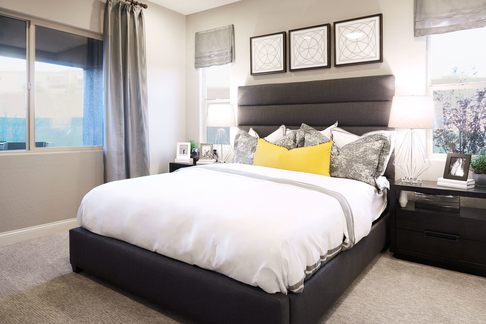 Modernes Hauptschlafzimmer mit grauer Wandfarbe, Teppichboden und grauem Boden in Denver