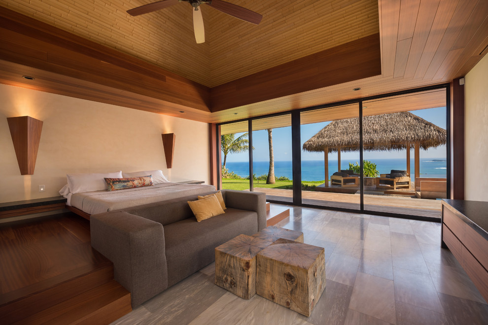 Großes Hauptschlafzimmer ohne Kamin mit beiger Wandfarbe, Marmorboden und beigem Boden in Hawaii