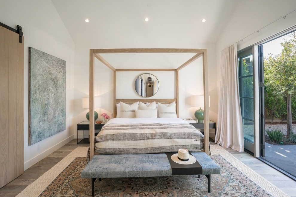 Ispirazione per una camera da letto stile marino con pareti bianche, pavimento in legno massello medio e pavimento grigio