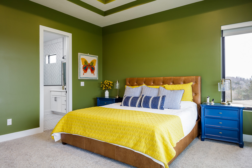 На фото: хозяйская спальня в стиле неоклассика (современная классика) с зелеными стенами, ковровым покрытием и серым полом