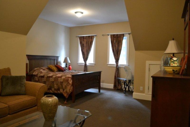Immagine di una grande camera degli ospiti minimalista con pareti beige e moquette