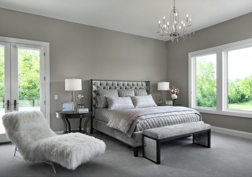 Klassisches Schlafzimmer mit grauer Wandfarbe, Teppichboden und grauem Boden in Detroit