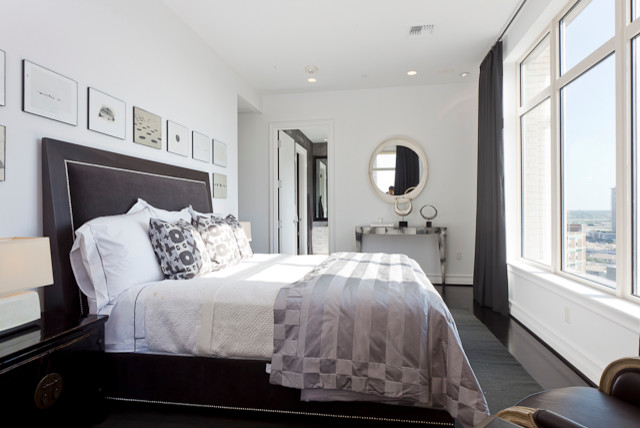 Imagen de dormitorio contemporáneo de tamaño medio con paredes blancas y suelo de madera oscura