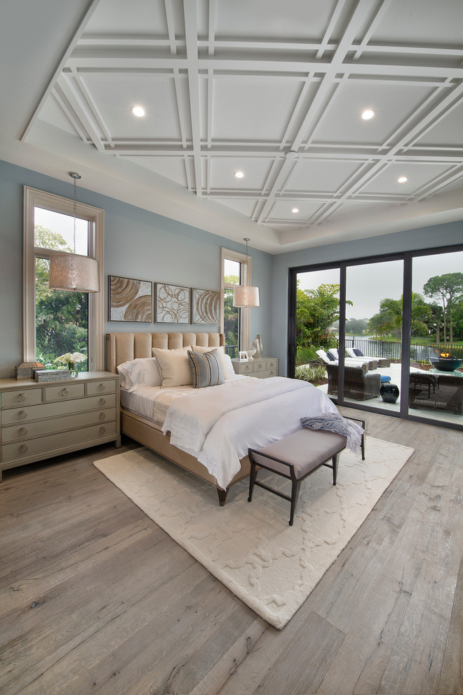 Пример оригинального дизайна: большая хозяйская спальня в современном стиле с синими стенами и светлым паркетным полом