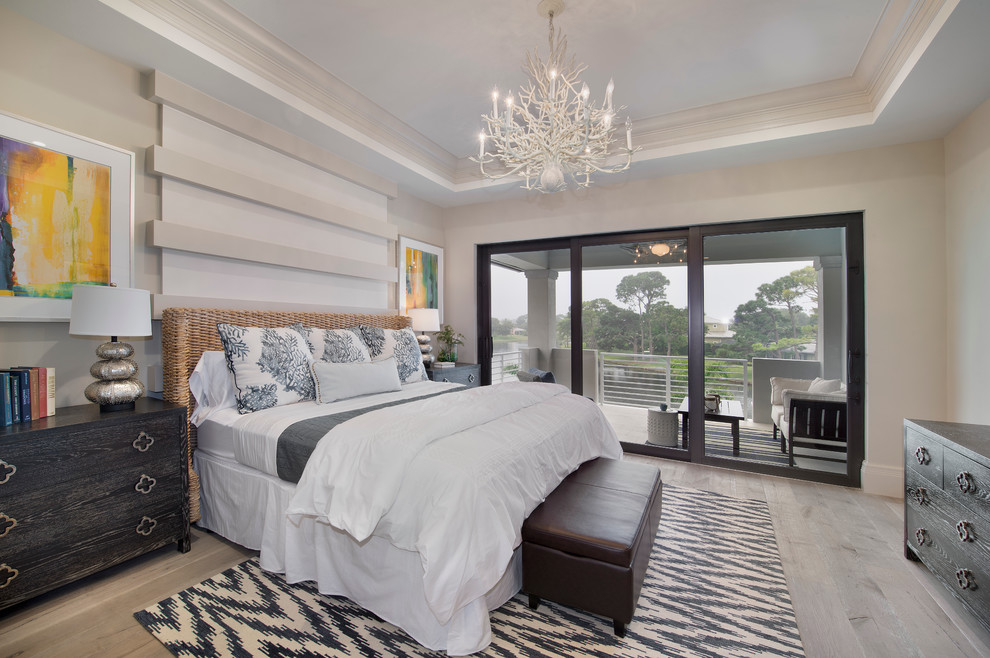 Immagine di una grande camera degli ospiti stile shabby con pareti beige e parquet chiaro