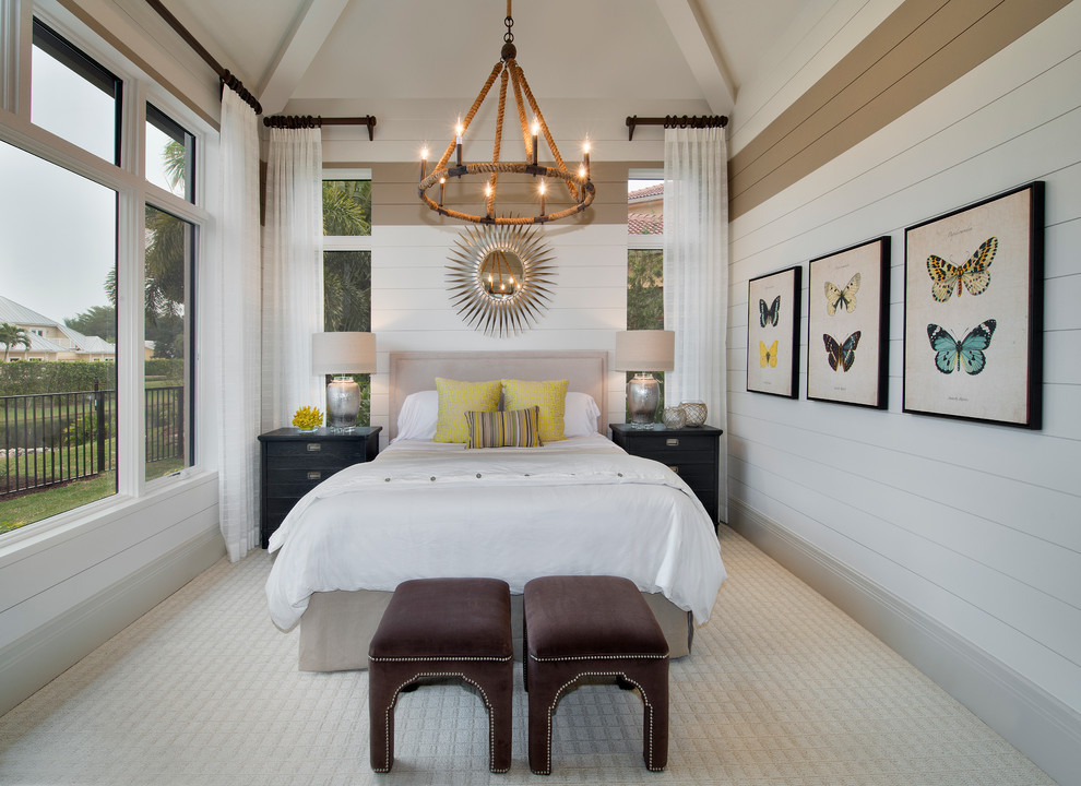 Идея дизайна: большая гостевая спальня (комната для гостей) в стиле неоклассика (современная классика) с ковровым покрытием и разноцветными стенами
