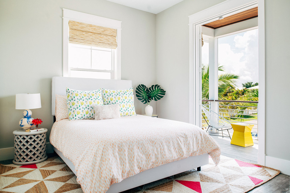 Источник вдохновения для домашнего уюта: спальня среднего размера в морском стиле с серыми стенами и коричневым полом без камина
