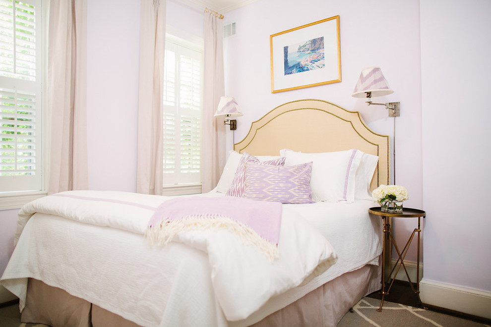 Idées déco pour une petite chambre d'amis classique avec un mur violet et un sol en bois brun.