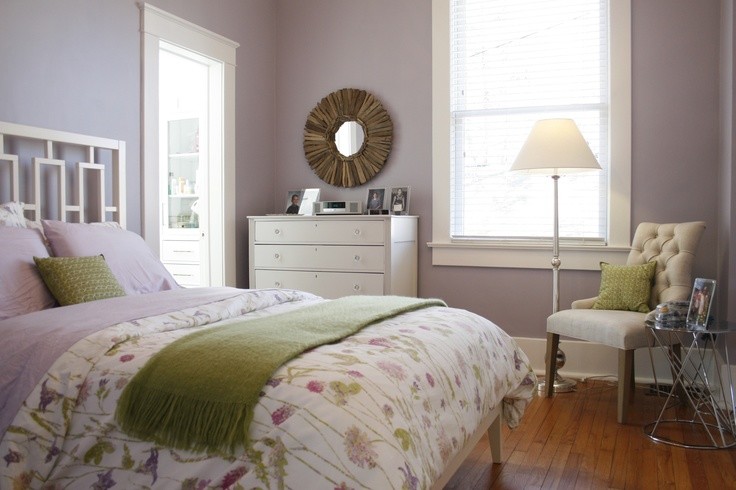 Kleines Klassisches Hauptschlafzimmer mit lila Wandfarbe und hellem Holzboden in New York