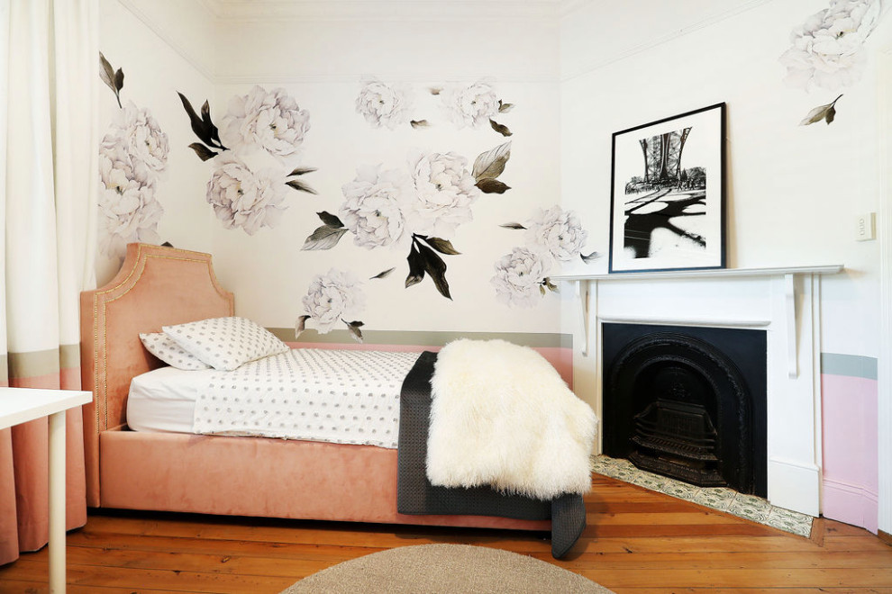 Exempel på ett eklektiskt sovrum, med vita väggar, ljust trägolv, en öppen hörnspis och en spiselkrans i trä