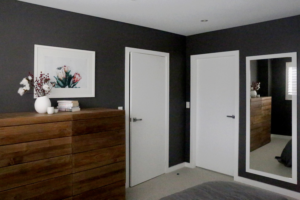 Imagen de dormitorio principal contemporáneo de tamaño medio con paredes grises, moqueta y suelo blanco