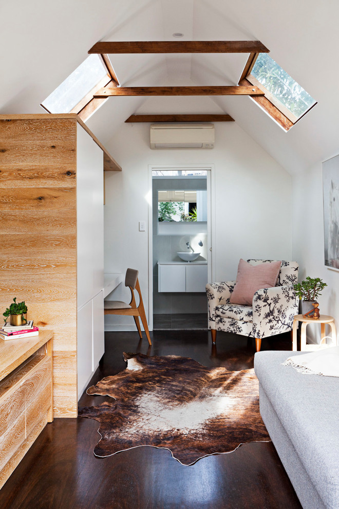 Mittelgroßes Modernes Gästezimmer ohne Kamin mit weißer Wandfarbe, dunklem Holzboden und braunem Boden in Sydney