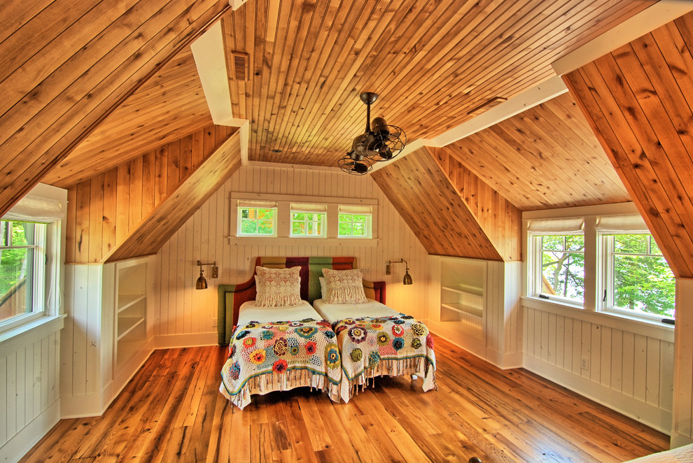 Großes Uriges Schlafzimmer ohne Kamin, im Loft-Style mit beiger Wandfarbe und braunem Holzboden in Minneapolis