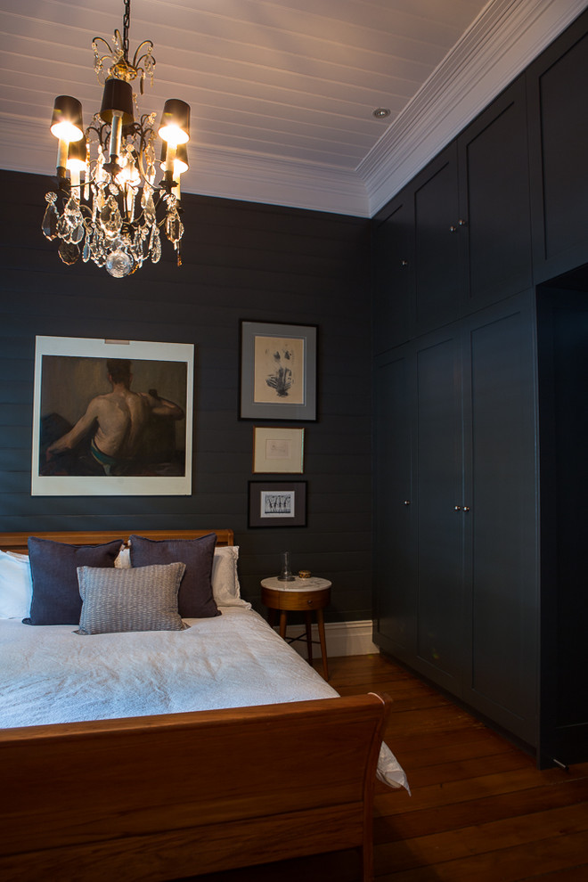 Ejemplo de dormitorio principal clásico renovado de tamaño medio sin chimenea con paredes azules y suelo de madera en tonos medios