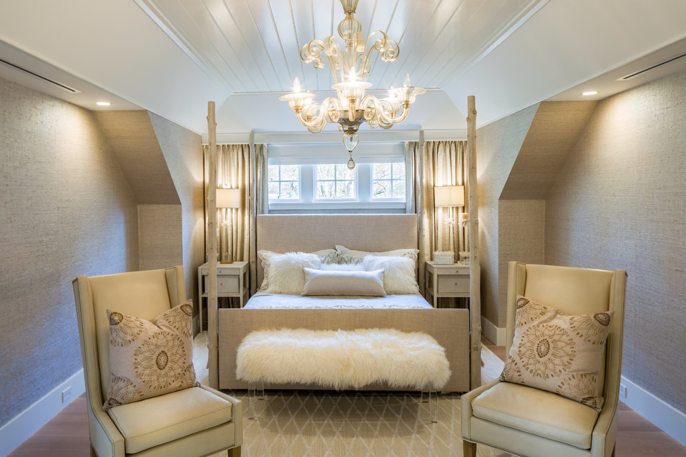 Geräumiges Klassisches Hauptschlafzimmer mit beiger Wandfarbe, braunem Holzboden und braunem Boden in Baltimore