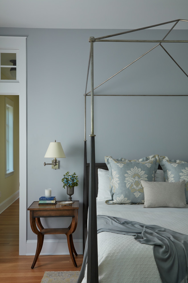 Идея дизайна: хозяйская спальня среднего размера в морском стиле с серыми стенами и паркетным полом среднего тона