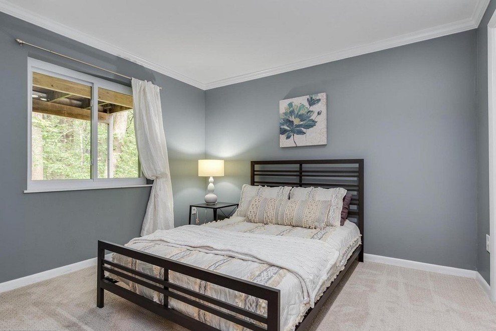 Modelo de habitación de invitados minimalista de tamaño medio sin chimenea con paredes grises, moqueta y suelo gris