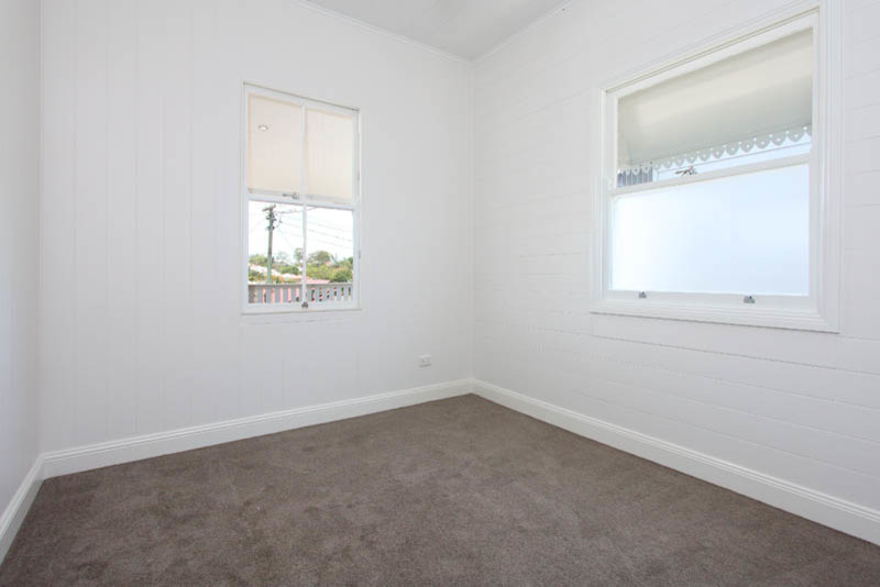 Esempio di una piccola camera degli ospiti chic con pareti bianche e moquette