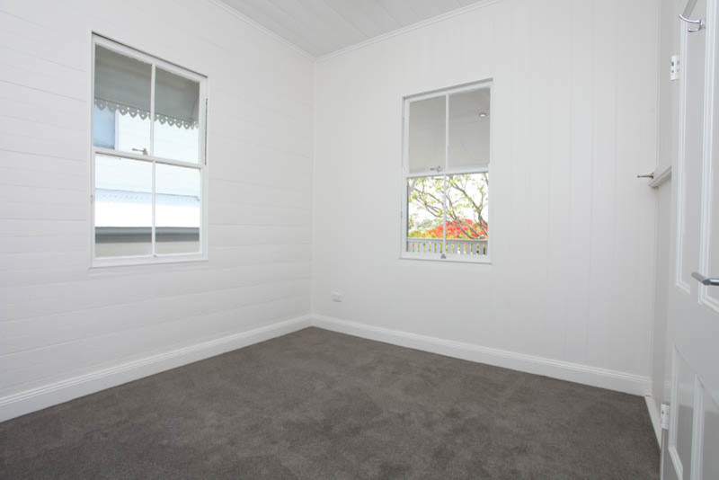 На фото: маленькая гостевая спальня (комната для гостей) в классическом стиле с белыми стенами и ковровым покрытием для на участке и в саду