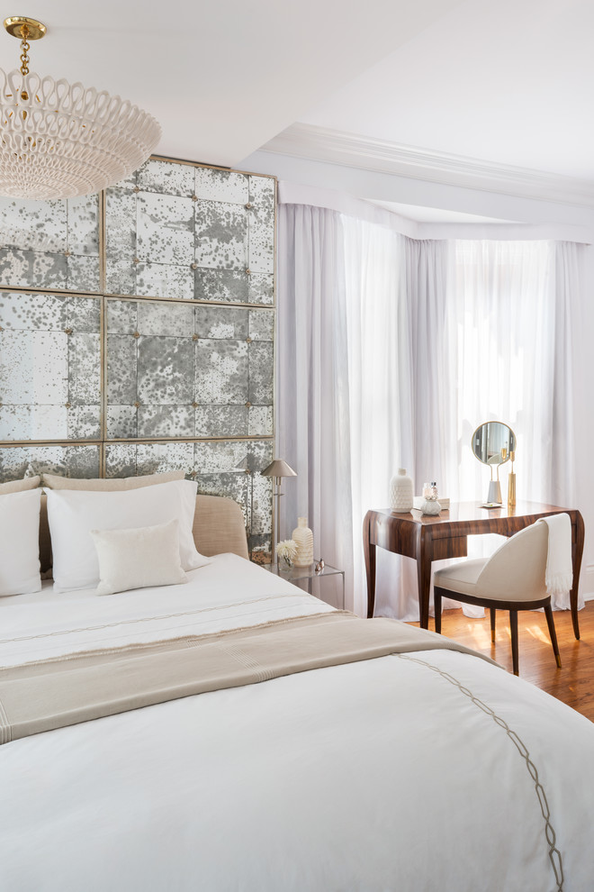 トロントにある広いエクレクティックスタイルのおしゃれな主寝室 (白い壁、淡色無垢フローリング) のインテリア
