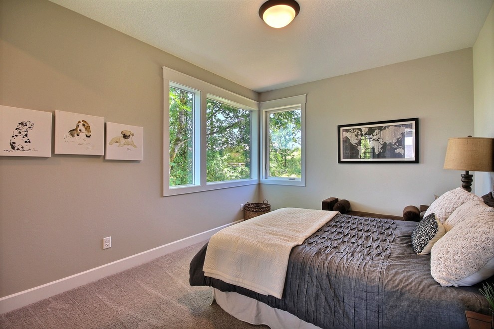 Cette photo montre une grande chambre tendance avec un mur beige et un sol beige.