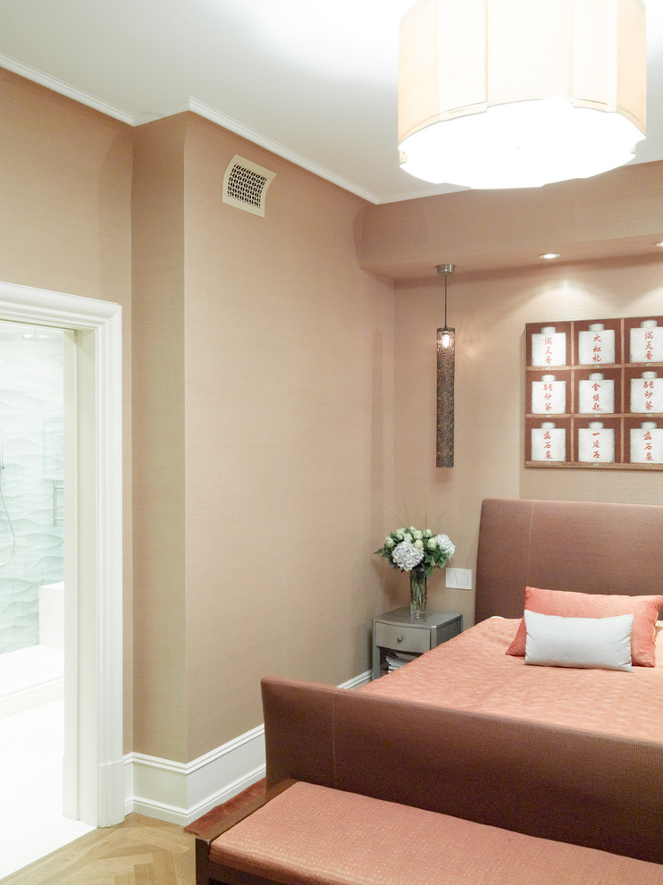 Modelo de habitación de invitados de estilo zen pequeña sin chimenea con paredes beige y suelo de madera clara
