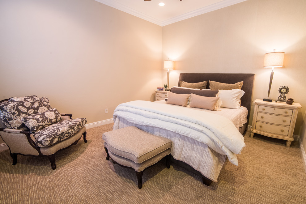Ejemplo de habitación de invitados clásica renovada con paredes beige y moqueta