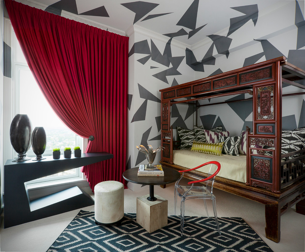 На фото: спальня в современном стиле с разноцветными стенами и ковровым покрытием